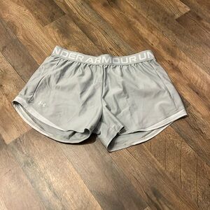 Women’s under armour shorts size medium
